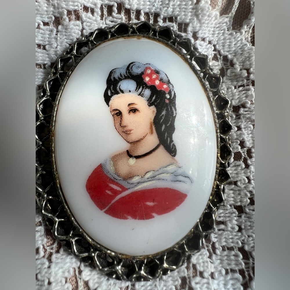 VINTAGE PAINTED MILKGLASS CAMEO PIN